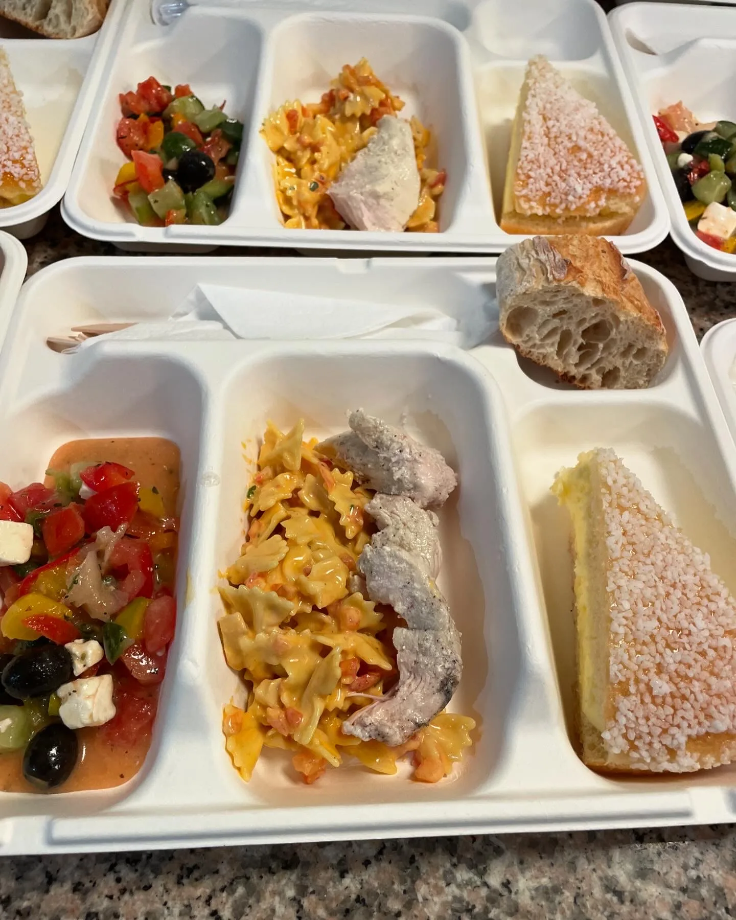 Cyrille comte vous livre vos plateaux repas dans votre entreprise